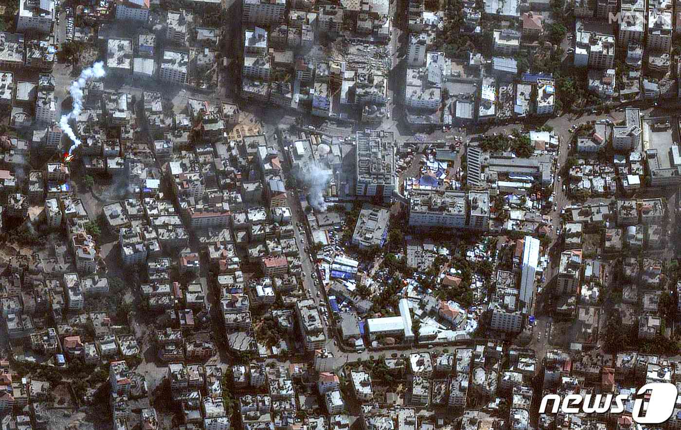 이슬라엘군과 하마스가 시가전을 벌이고 있는 가운데, 12일(현지시간) 알시파 병원 주변에서 연기가 솟아 오르고 있다. © 로이터=뉴스1 © News1 박형기 기자