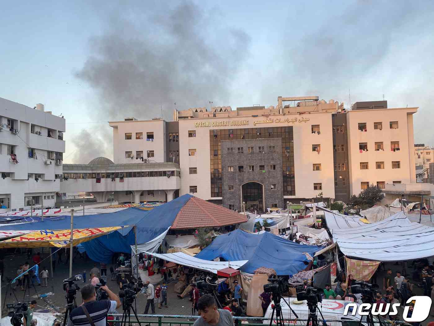 가자 지구 최대 병원 알시파 병원, 시가전을 입증하듯 주변에 연기가 가득하다. © 로이터=뉴스1 © News1 박형기 기자