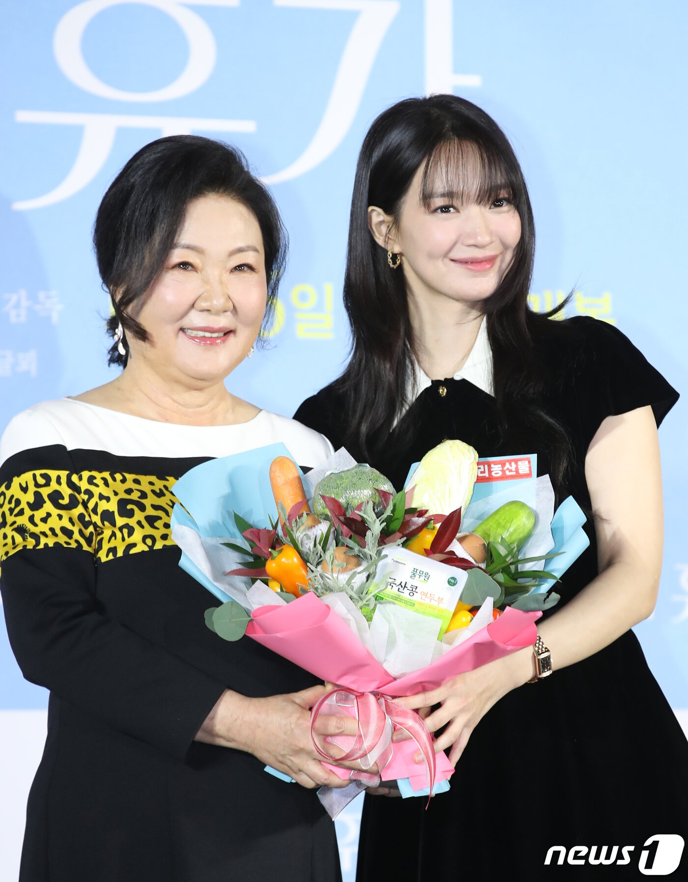본문 이미지 - 배우 김해숙과 신민아&#40;오른쪽&#41;가 13일 서울 용산구 CGV 용산아이파크몰에서 열린 영화 &#39;3일의 휴가‘&#40;감독 육상효&#41; 제작보고회에서 포즈를 취하고 있다.  ⓒ News1 권현진 기자