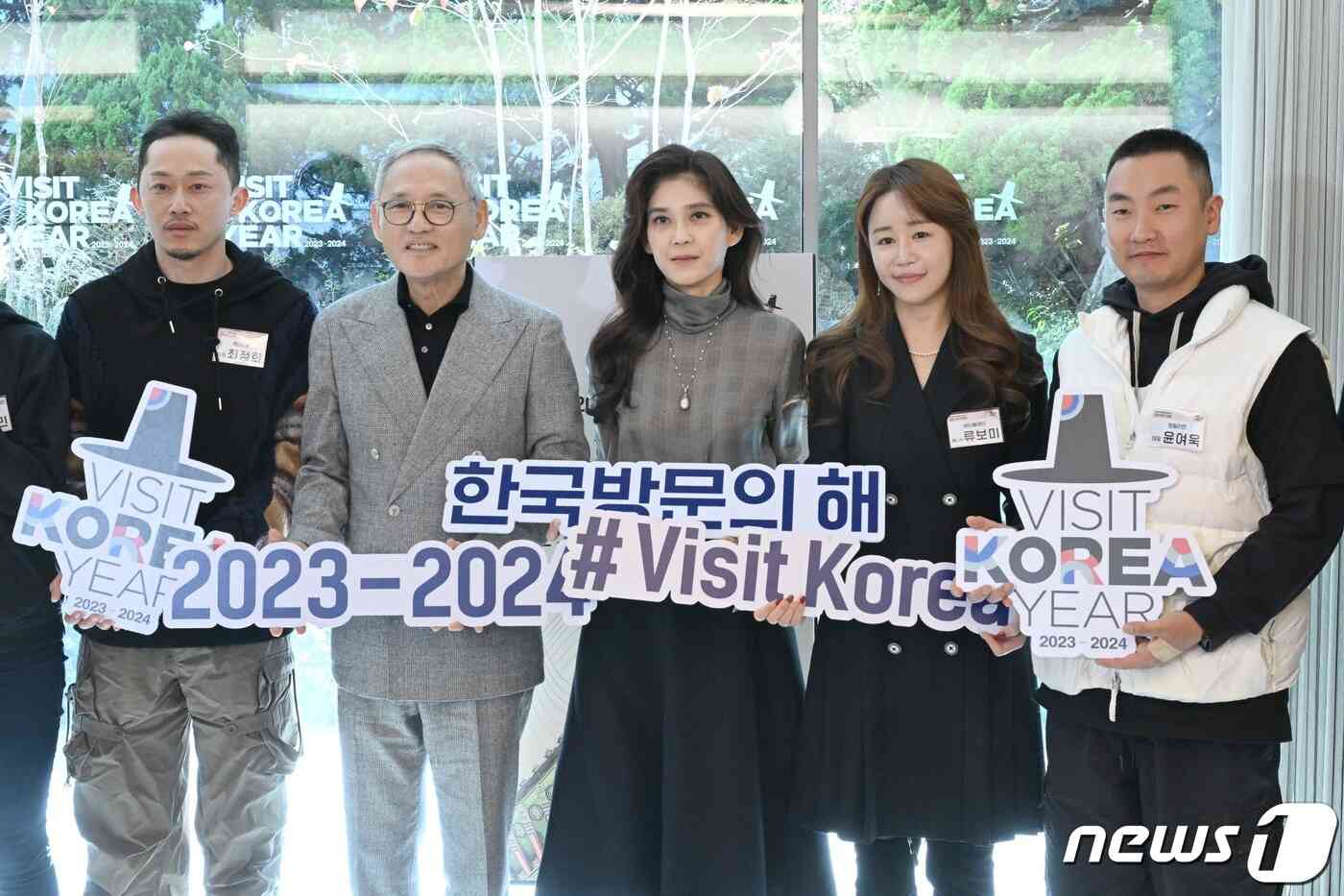 유인촌 문화체육관광부 장관과 이부진 한국방문의해위원장을 비롯한 참석자들이 13일 오전 서울 종로구 북촌 설화수의 집에서 열린 '2023-2024 한국방문의 해' 계기 관광 전략 간담회에서 기념촬영을 하고 있다. (공동취재) 2023.11.13/뉴스1 © News1 김진환 기자