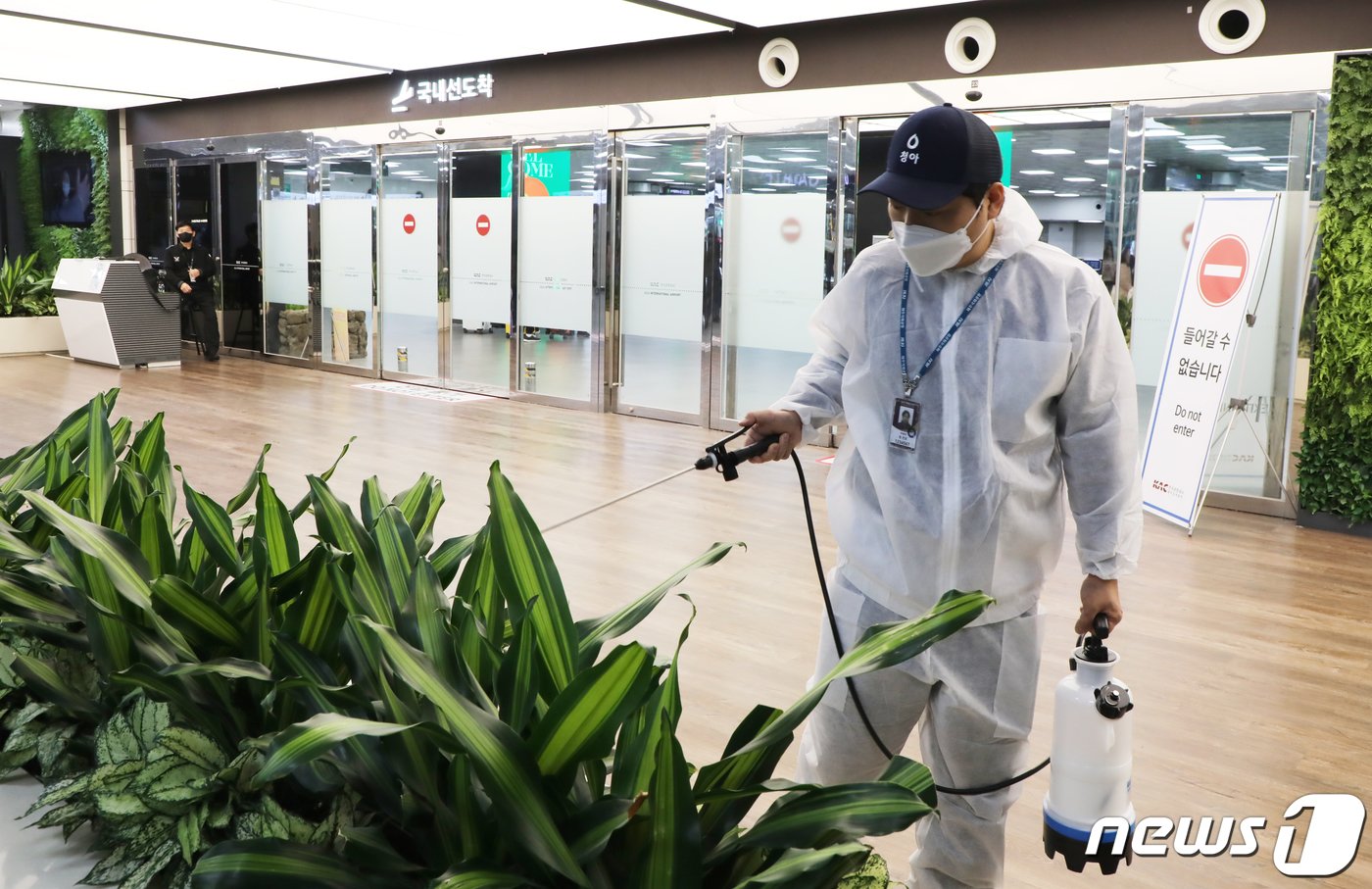 전국적으로 빈대 출현 신고가 잇따르고 있는 가운데 13일 오후 제주국제공항 국내선 도착장에서 민간 방역 업체 직원이 방역 조치를 하고 있다. 2023.11.13/뉴스1 ⓒ News1 오현지 기자