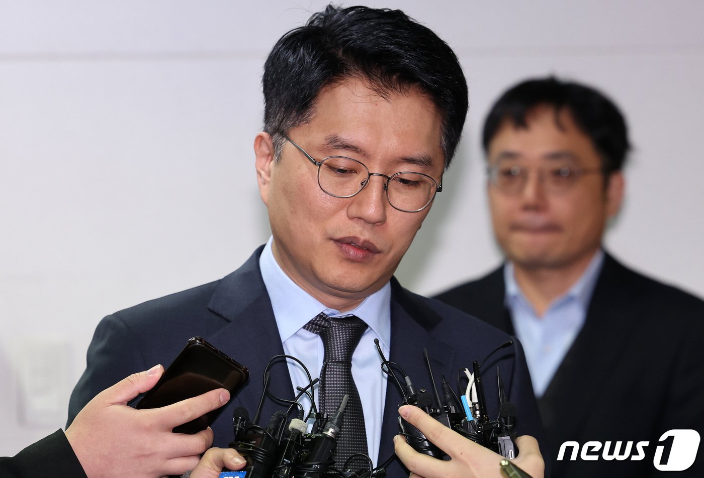 본문 이미지 - 류긍선 카카오모빌리티 대표가 13일 서울 강남구 전국택시연합회관에서 열리는 택시4단체(전국택시노동조합연맹·전국민주택시노동조합연맹·전국개인택시운송사업조합연합회·전국택시운송사업조합연합회)와의 비공개 간담회 참석에 앞서 취재진의 질문에 답하고 있다. 카카오모빌리티는 비공개 간담회와 5시에 진행되는 카카오택시 가맹협의체 간담회를 통해 현행 카카오 택시 호출 및 수수료 체계 등의 개선 방안을 논의한다. 2023.11.13/뉴스1 ⓒ News1 김성진 기자