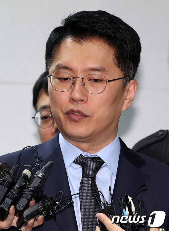비공개 간담회 참석 전 취재진 질문 받는 류긍선 대표