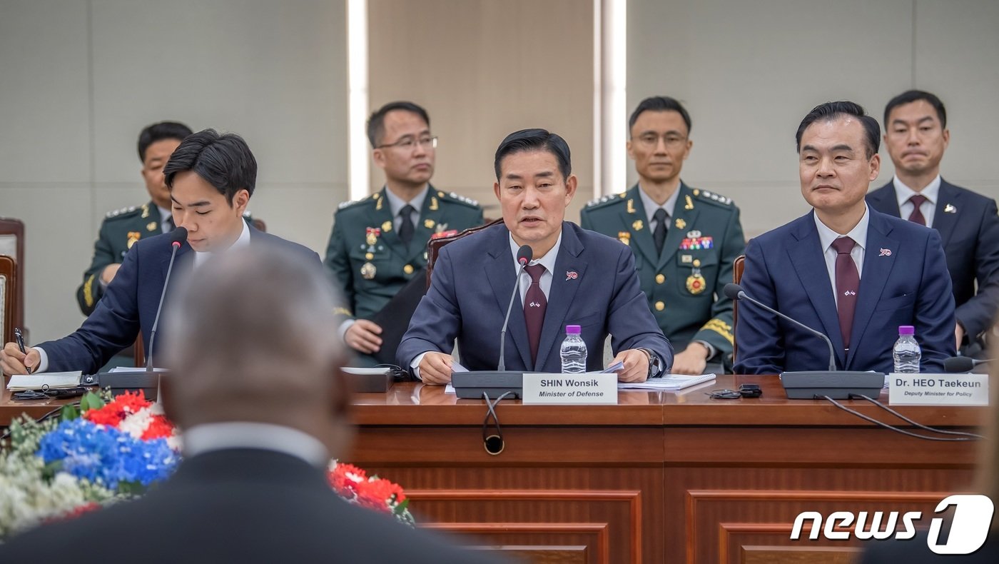 본문 이미지 - 신원식 국방부 장관(가운데). (국방부 제공) 2023.11.13/뉴스1
