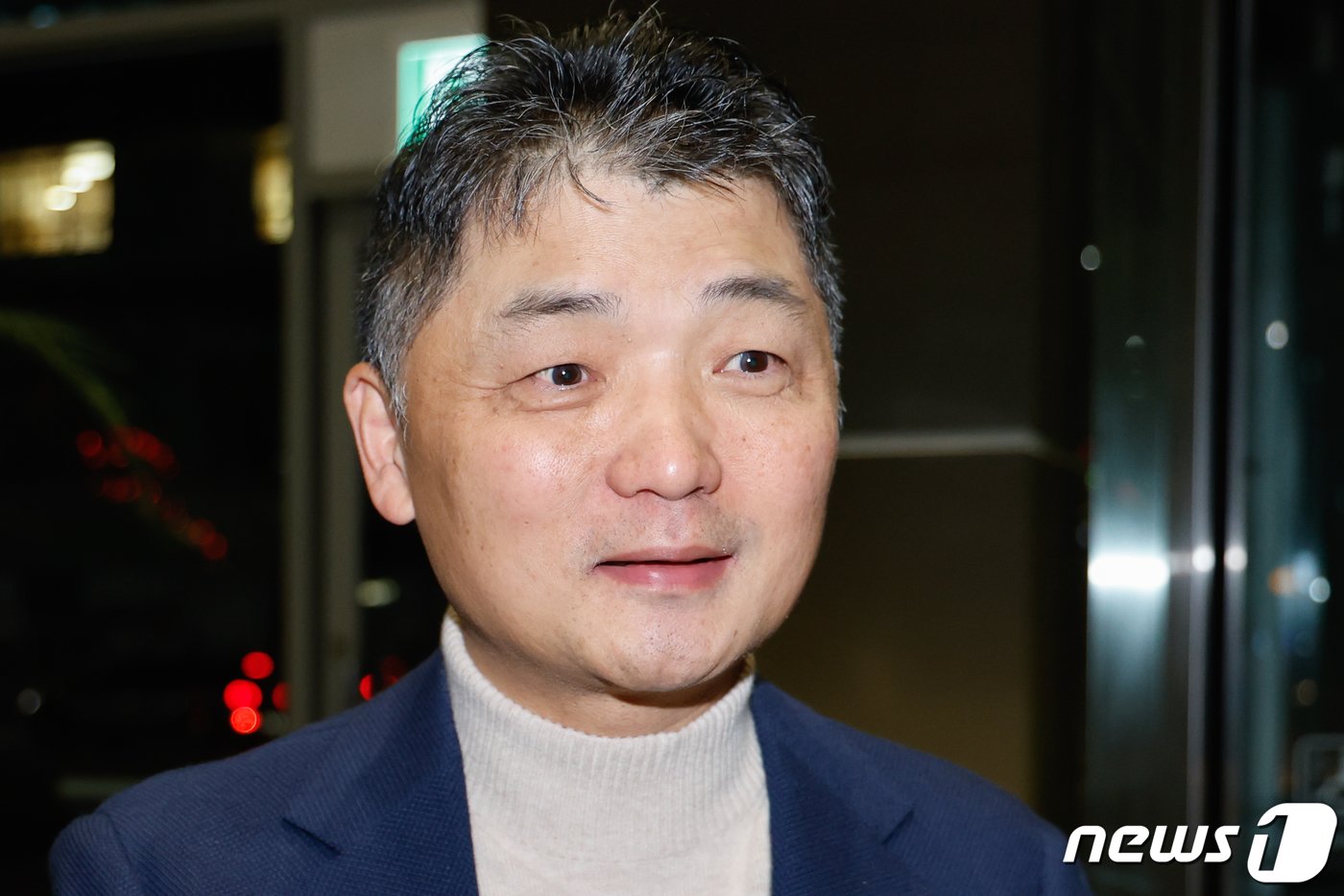 본문 이미지 - 김범수 카카오 미래이니셔티브센터장이 13일 오전 경기 성남시 분당구 카카오모빌리티 본사에서 3차 공동체 비상경영회의에 참석하기 전 취재진 질문에 답하고 있다. 2023.11.13/뉴스1 ⓒ News1 안은나 기자