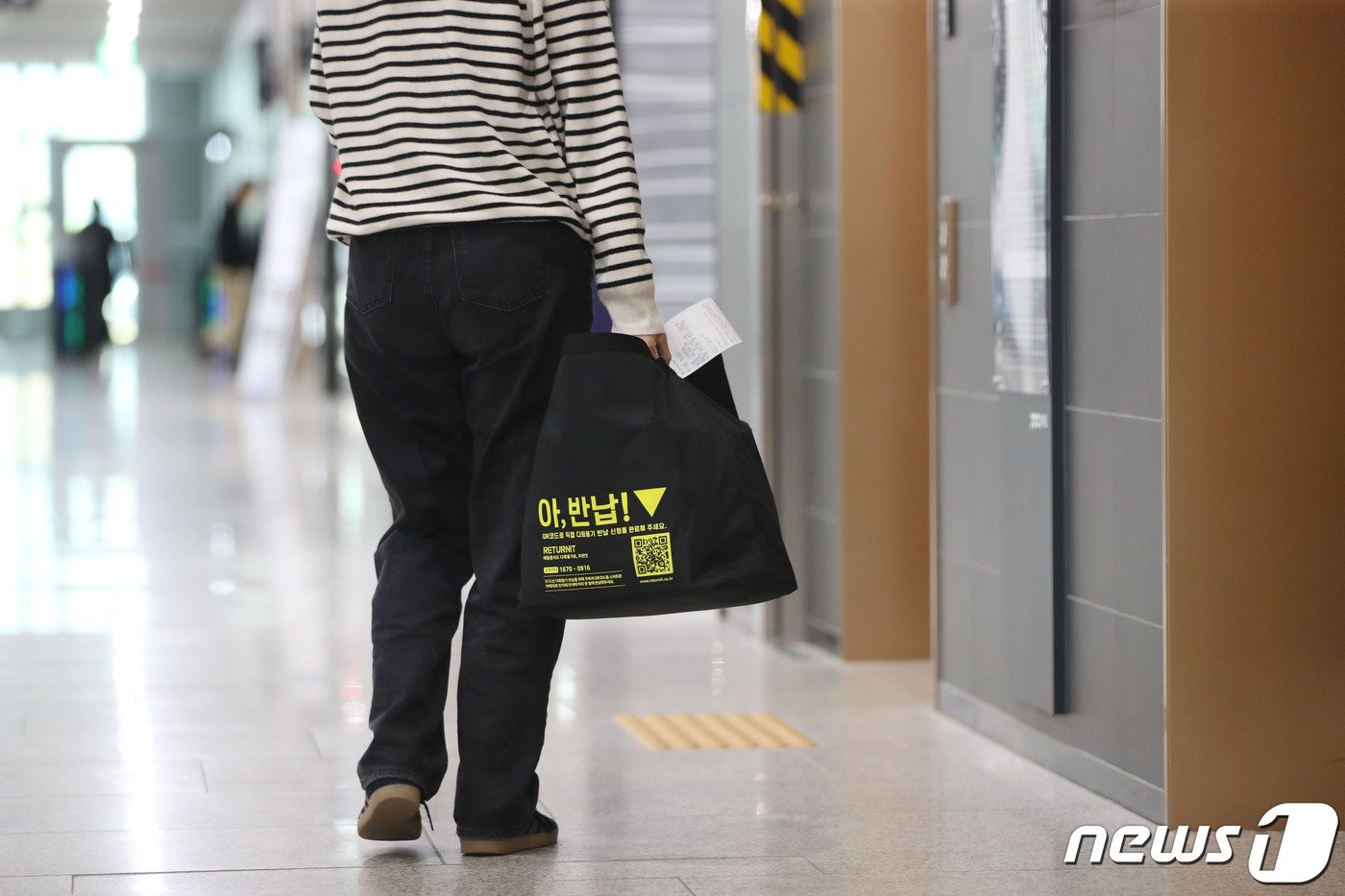 본문 이미지 - 소비자가 다회용기에 포장된 배달음식을 수령하고 있다. ⓒ News1 김영운 기자