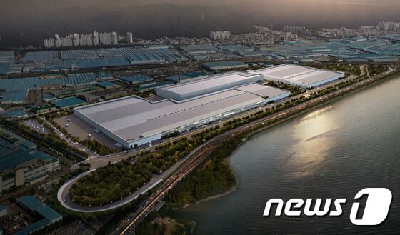 현대자동차는 13일 울산공장 내 전기차(EV) 신공장 부지에서 울산 EV 전용공장 기공식을 개최했다. 울산 EV 전용공장은 54만 8천㎡(약 16.6만 평) 부지에 연간 20만 대의 전기차를 양산할 수 있는 규모로 지어진다. 약 2조원이 신규 투자되며 올해 4분기부터 본격적인 건설에 착수해 2025년 완공 예정이며 2026년 1분기부터 양산에 들어간다. 사진은 울산 EV 전용공장 조감도. (현대차 제공) 2023.11.13/뉴스1
