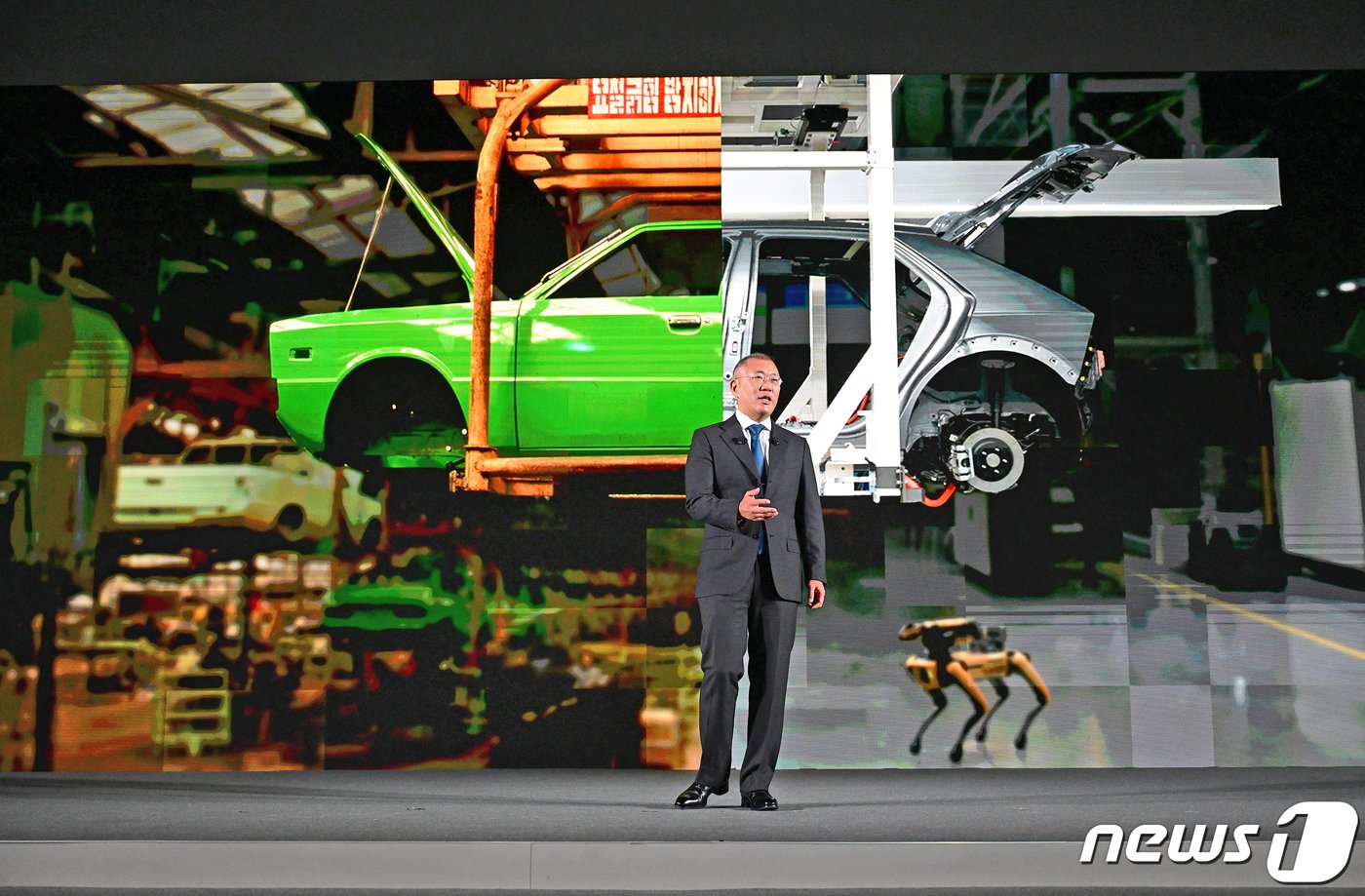 본문 이미지 - 정의선 현대자동차그룹 회장이 2023년 11월 현대자동차 울산공장 내 전기차&#40;EV&#41; 신공장 부지에서 열린 울산 EV 전용공장 기공식에서 기념연설을 하고 있다. &#40;현대차 제공&#41; 2023.11.13/뉴스1