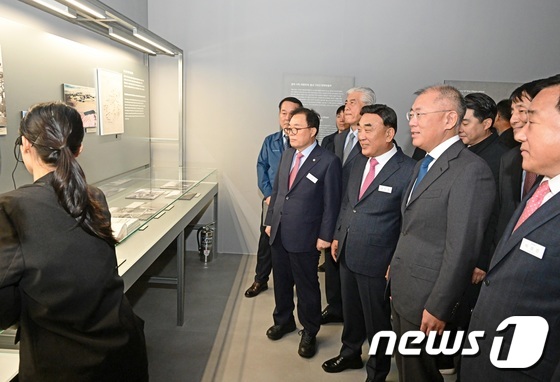 헤리티지 전시 관람하는 정의선 회장