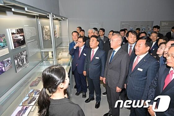 정의선 현대차그룹 회장, 헤리티지 전시 관람