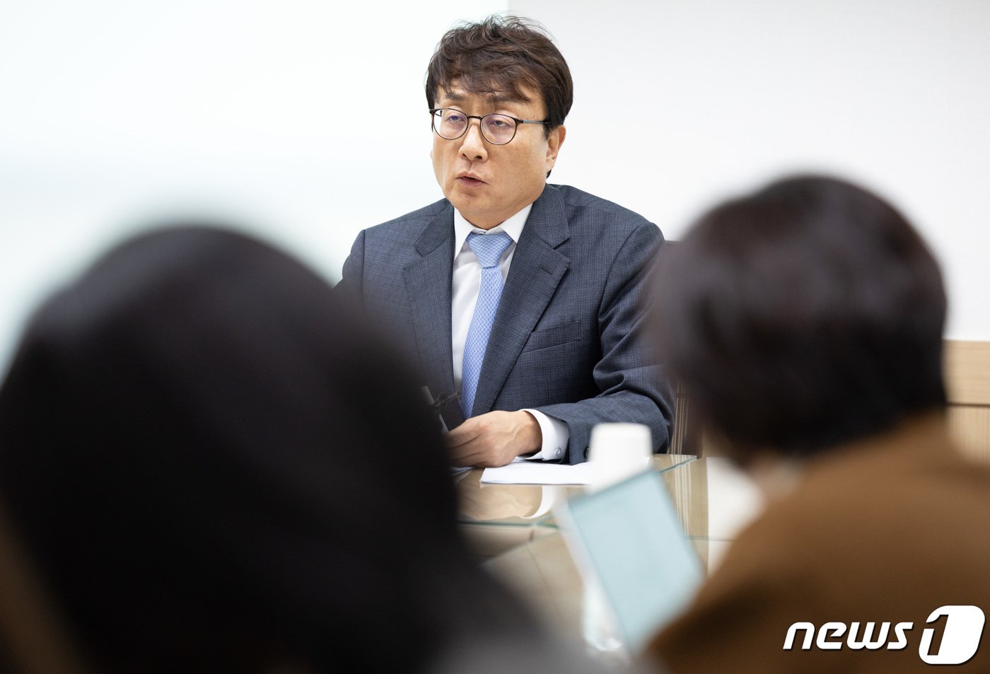 본문 이미지 - 안형준 MBC 문화방송 대표이사가 13일 오후 서울 양천구 한국방송협회에서 방송통신심의위원회의 &#39;뉴스타파의 김만배 인터뷰&#39;를 인용 보도한 방송사의 과징금 액수를 결정하는 회의에 앞서 입장을 발표하는 기자회견을 하고 있다. 2023.11.13/뉴스1 ⓒ News1 이재명 기자