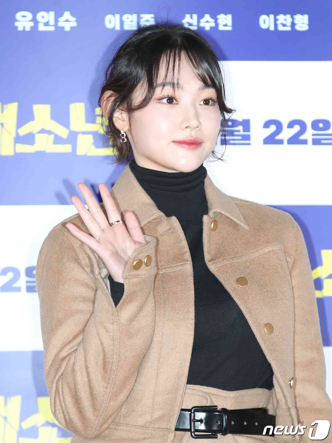 배우 강미나가 13일 서울 용산구 CGV 용산아이파크몰에서 열린 영화 '사채소년‘(감독 황동석) 언론시사회에서 포즈를 취하고 있다. '사채소년'은 존재감도, 빽도, 돈도 없는 학교 서열 최하위 강진(유선호 분)이 어느 날 학교에서 사채업을 시작하며 서열 1위가 되어가는 하이틴 범죄 액션 영화다. 2023.11.13/뉴스1 © News1 권현진 기자