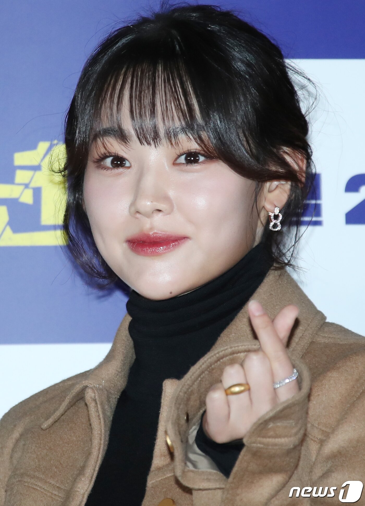 본문 이미지 - 배우 강미나가13일 서울 용산구 CGV 용산아이파크몰에서 열린 영화 '사채소년‘(감독 황동석) 언론시사회에서 포즈를 취하고 있다. '사채소년'은 존재감도, 빽도, 돈도 없는 학교 서열 최하위 강진(유선호 분)이 어느 날 학교에서 사채업을 시작하며 서열 1위가 되어가는 하이틴 범죄 액션 영화다. 2023.11.13/뉴스1 ⓒ News1 권현진 기자