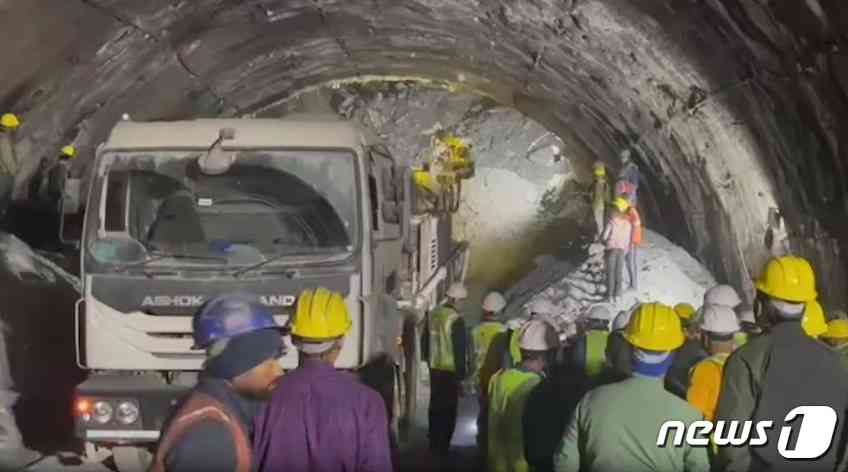 13일(현지시간) 인도 북부에서 공사 중이던 터널이 붕괴되며 갇혀 있던 40명의 건설 노동자의 생존이 확인됐다.(인디아투데이 갈무리).