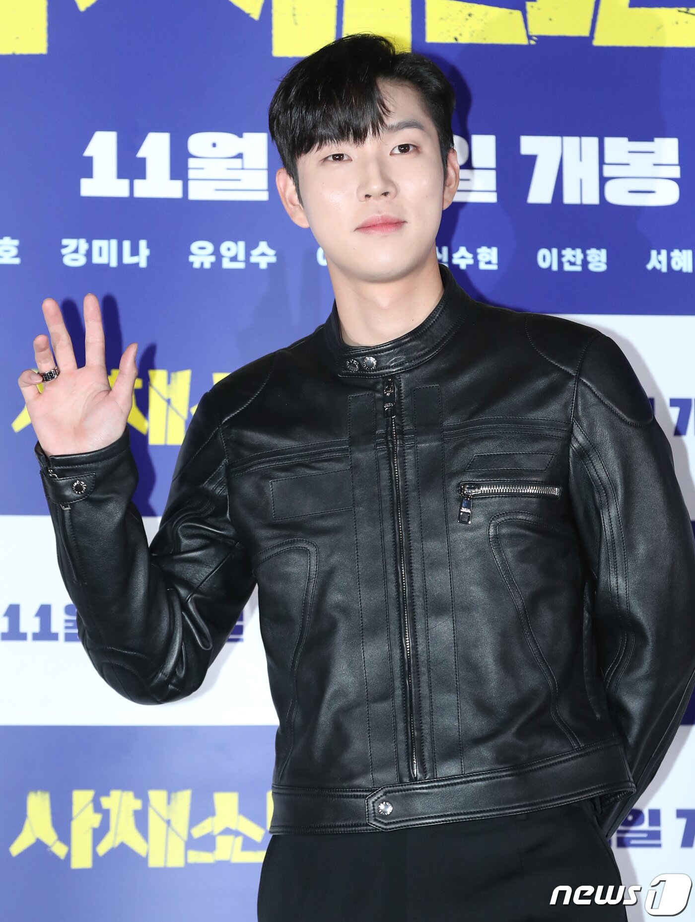 본문 이미지 - 배우 유인수가 13일 서울 용산구 CGV 용산아이파크몰에서 열린 영화 '사채소년‘(감독 황동석) 언론시사회에서 포즈를 취하고 있다. '사채소년'은 존재감도, 빽도, 돈도 없는 학교 서열 최하위 강진(유선호 분)이 어느 날 학교에서 사채업을 시작하며 서열 1위가 되어가는 하이틴 범죄 액션 영화다. 2023.11.13/뉴스1 ⓒ News1 권현진 기자