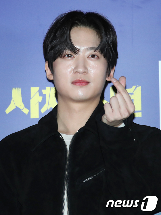 이일준, 스크린 데뷔 기념 손 하트