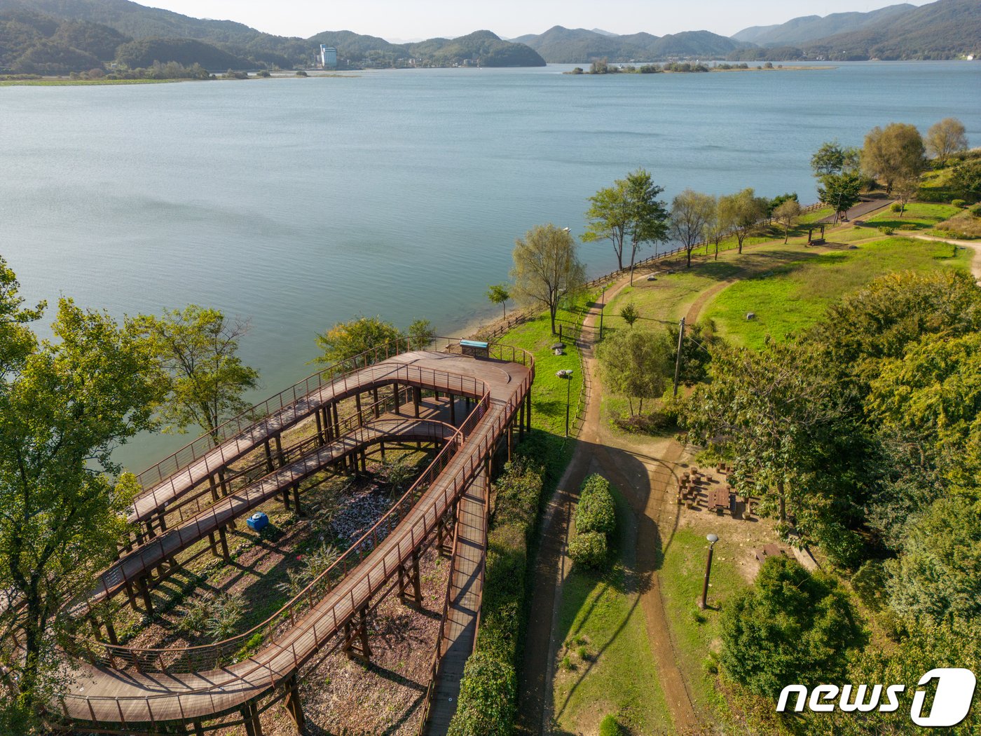 본문 이미지 - 곡선이 완만해 오르기 쉬운 전망대에서는 팔당호를 시원하게 조망할 수 있다&#40;한국관광공사 제공&#41;