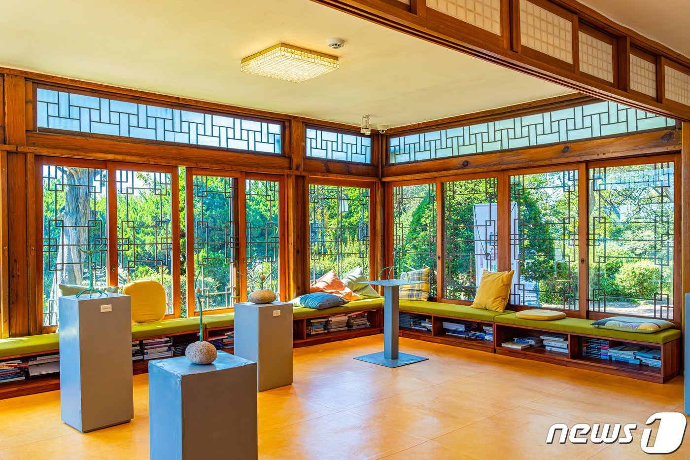 본문 이미지 - 인천시민애집_1883모던하우스의 사랑채 쉼터와 대청마루 쉼터에서는 투명 유리창 너머로 제물포정원의 풍경을 감상할 수 있다&#40;한국관광공사 제공&#41;