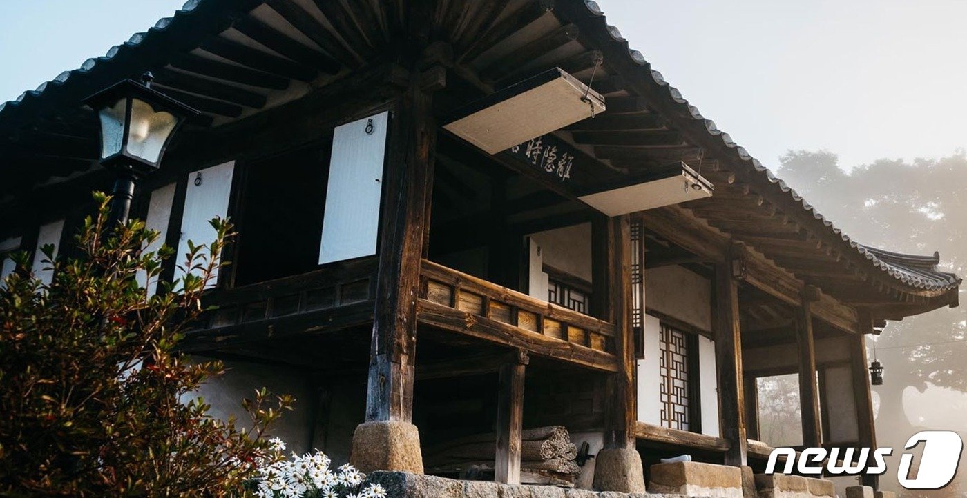 본문 이미지 - 문을 열었을 때 누마루 모습&#40;명재고택 제공&#41;