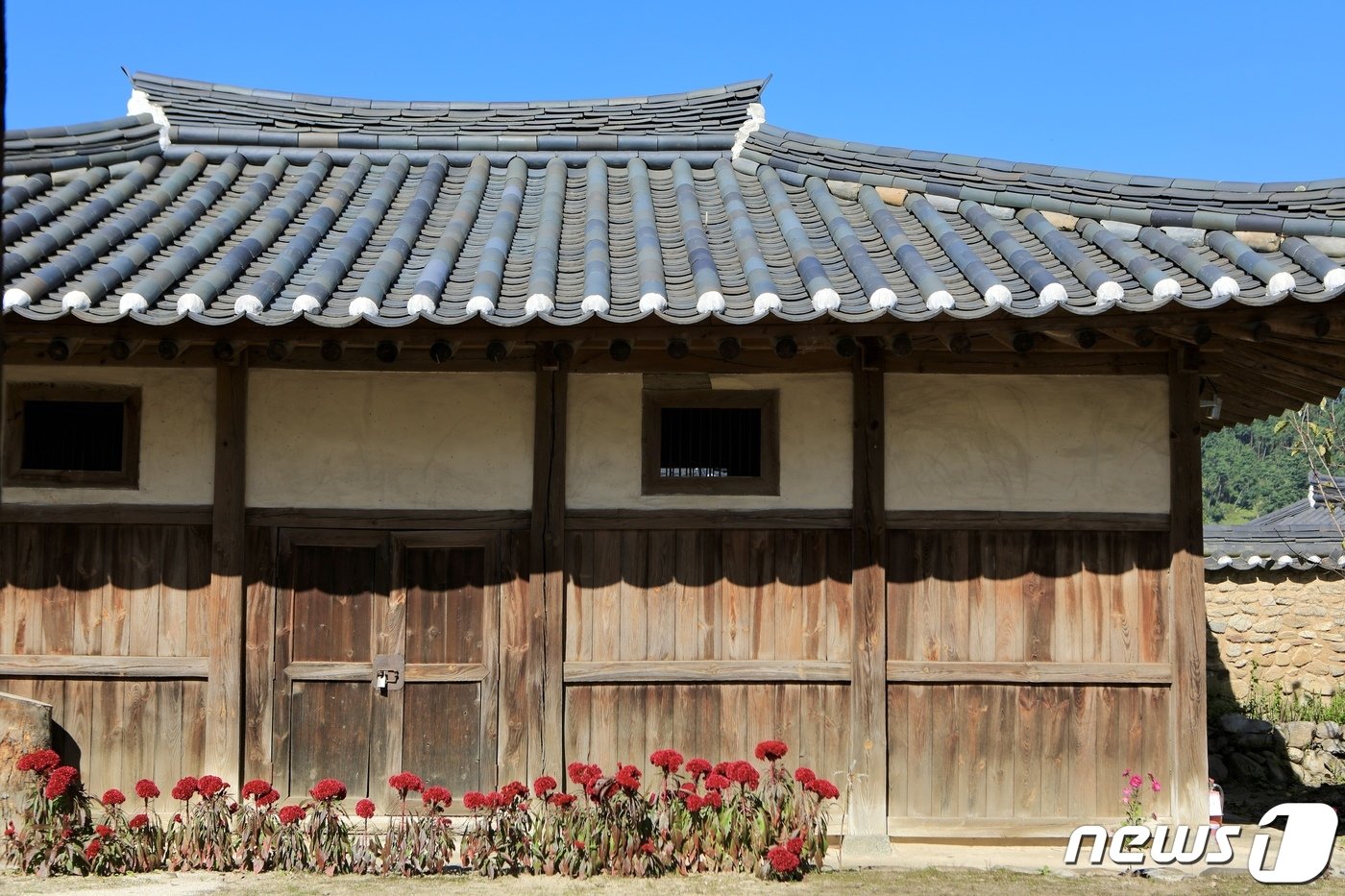 본문 이미지 - 안채 뒤쪽에 있는 곡간&#40;한국관광공사 제공&#41;