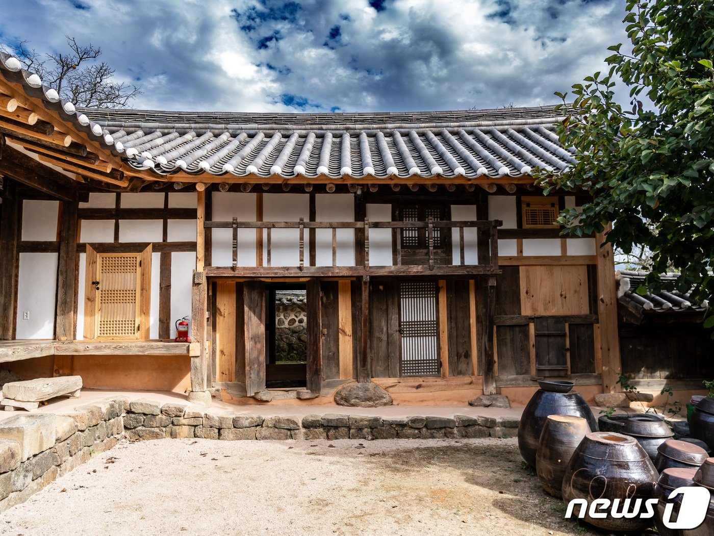 본문 이미지 - 안채 2층 다락은 집안 여인네들이 바깥 풍경을 바라보며 쉬던 공간이다&#40;한국관광공사 제공&#41;