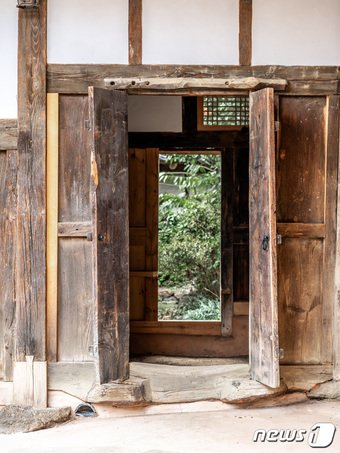 본문 이미지 - 문과 문을 통해 자연을 바라볼 수 있는 가옥의 구조&#40;한국관광공사 제공&#41;