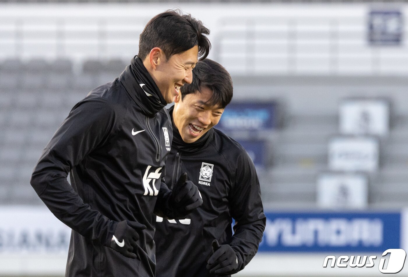 본문 이미지 - 대한민국 축구대표팀 손흥민·황희찬이 13일 오후 서울 양천구 목동운동장에서 2026 국제축구연맹(FIFA) 북중미 월드컵 아시아 지역 2차 예선을 앞두고 훈련을 하고 있다. 클린스만호는 오는 16일 서울월드컵경기장에서 싱가포르, 21일 중국 선전 유니버시아드 스포츠센터에서 중국과 경기를 치를 예정이다. 2023.11.13/뉴스1 ⓒ News1 이재명 기자