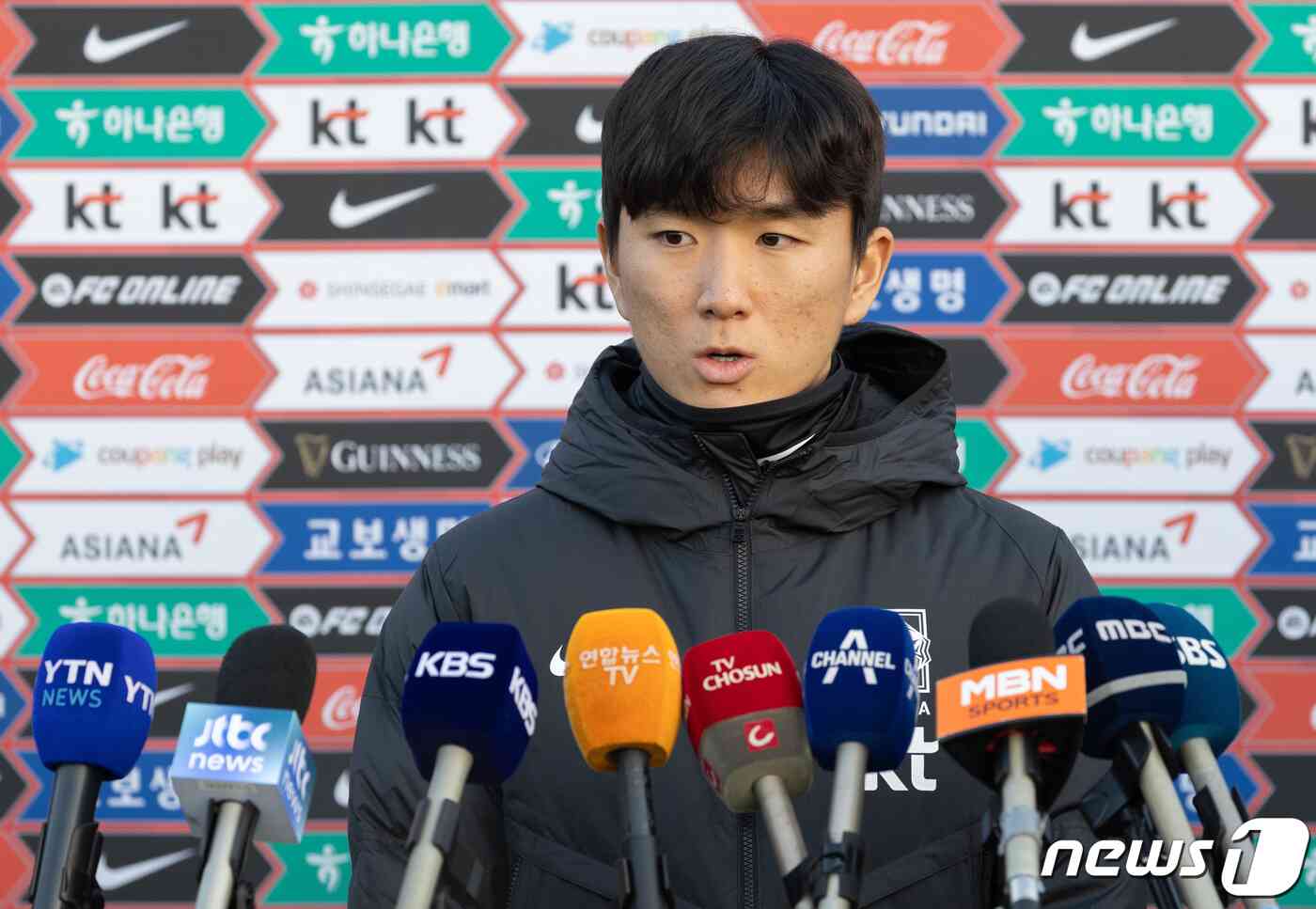 대한민국 축구대표팀 황인범이 13일 오후 서울 양천구 목동운동장에서 2026 국제축구연맹(FIFA) 북중미 월드컵 아시아 지역 2차 예선을 앞두고 열린 훈련에서 인터뷰를 하고 있다. 클린스만호는 오는 16일 서울월드컵경기장에서 싱가포르, 21일 중국 선전 유니버시아드 스포츠센터에서 중국과 경기를 치를 예정이다. 2023.11.13/뉴스1 © News1 이재명 기자