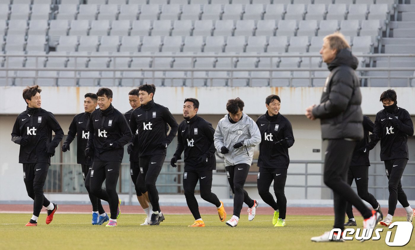 대한민국 축구대표팀 손흥민을 비롯한 선수들이 13일 오후 서울 양천구 목동운동장에서 2026 국제축구연맹&#40;FIFA&#41; 북중미 월드컵 아시아 지역 2차 예선을 앞두고 훈련을 하고 있다. 클린스만호는 오는 16일 서울월드컵경기장에서 싱가포르, 21일 중국 선전 유니버시아드 스포츠센터에서 중국과 경기를 치를 예정이다. 2023.11.13/뉴스1 ⓒ News1 이재명 기자