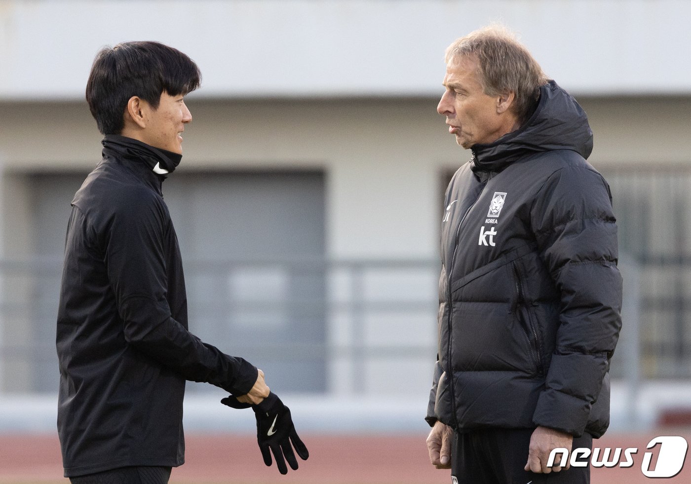 위르겐 클린스만 축구 국가대표 감독과 황인범이 13일 오후 서울 양천구 목동운동장에서 2026 국제축구연맹&#40;FIFA&#41; 북중미 월드컵 아시아 지역 2차 예선을 앞두고 열린 훈련에서 대화를 하고 있다. 클린스만호는 오는 16일 서울월드컵경기장에서 싱가포르, 21일 중국 선전 유니버시아드 스포츠센터에서 중국과 경기를 치를 예정이다. 2023.11.13/뉴스1 ⓒ News1 이재명 기자