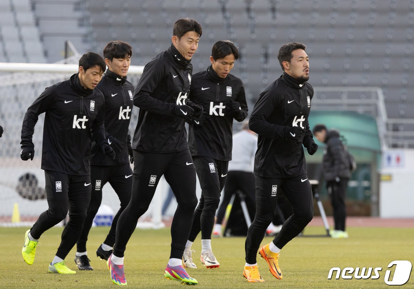 대한민국 축구대표팀 손흥민을 비롯한 선수들이 13일 오후 서울 양천구 목동운동장에서 2026 국제축구연맹&#40;FIFA&#41; 북중미 월드컵 아시아 지역 2차 예선을 앞두고 훈련을 하고 있다. 클린스만호는 오는 16일 서울월드컵경기장에서 싱가포르, 21일 중국 선전 유니버시아드 스포츠센터에서 중국과 경기를 치를 예정이다. 2023.11.13/뉴스1 ⓒ News1 이재명 기자