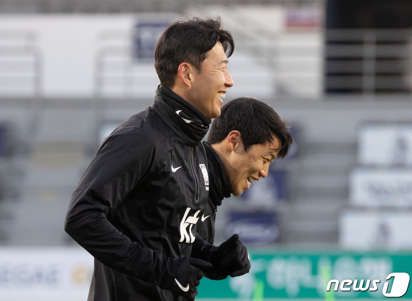 대한민국 축구대표팀 손흥민과 황희찬이 13일 오후 서울 양천구 목동운동장에서 2026 국제축구연맹&#40;FIFA&#41; 북중미 월드컵 아시아 지역 2차 예선을 앞두고 훈련을 하고 있다. 클린스만호는 오는 16일 서울월드컵경기장에서 싱가포르, 21일 중국 선전 유니버시아드 스포츠센터에서 중국과 경기를 치를 예정이다. 2023.11.13/뉴스1 ⓒ News1 이재명 기자