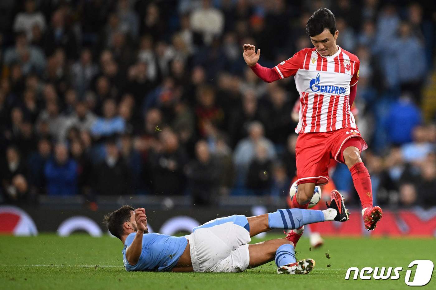 본문 이미지 - 황인범(오른쪽)ⓒ AFP=뉴스1