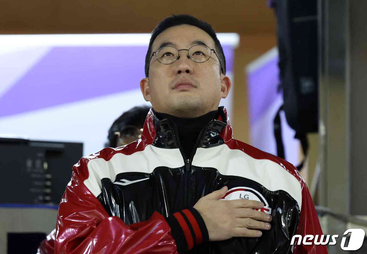 구광모 LG 회장이 13일 서울 잠실야구장에서 열린 '2023 신한은행 SOL KBO 포스트시즌' 한국시리즈 5차전 kt 위즈와 LG 트윈스의 경기에서 국기에 대한 경례를 하고 있다. 2023.11.13/뉴스1 © News1 김성진 기자