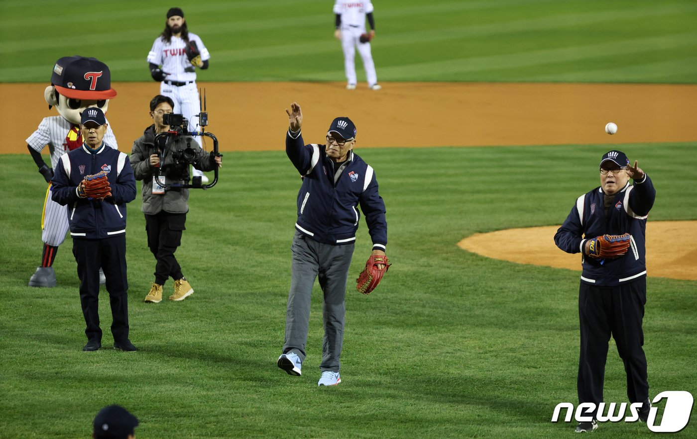 본문 이미지 - 김성근 전 한화이글스 감독(왼쪽부터), 김응용 전 대한야구소프트볼협회 회장, 김인식 전 국가대표 감독이 13일 서울 잠실야구장에서 열린 '2023 신한은행 SOL KBO 포스트시즌' 한국시리즈 5차전 kt 위즈와 LG 트윈스의 경기에서 시구를 하고 있다. 2023.11.13/뉴스1 ⓒ News1 김성진 기자