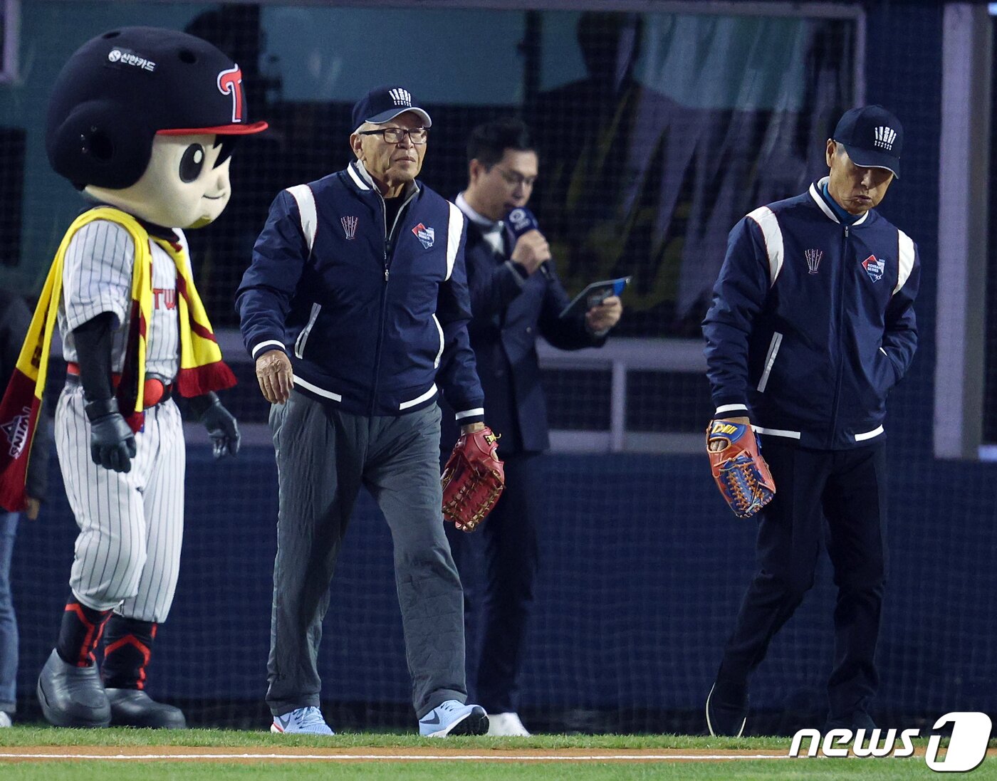 본문 이미지 - 2023년 한국시리즈 LG 트윈스와 KT 위즈의 5차전에서 공동 시구에 나선 김응용 전 감독(왼쪽)과 김성근 전 감독이 그라운드로 나오고 있다. 2023.11.13 ⓒ 뉴스1 박정호 기자