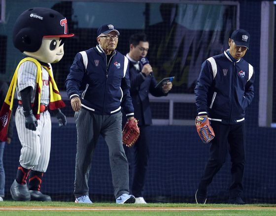 해태 첫 우승 이끈 김응용 전 감독, 시구…애국가는 규현[KS1]