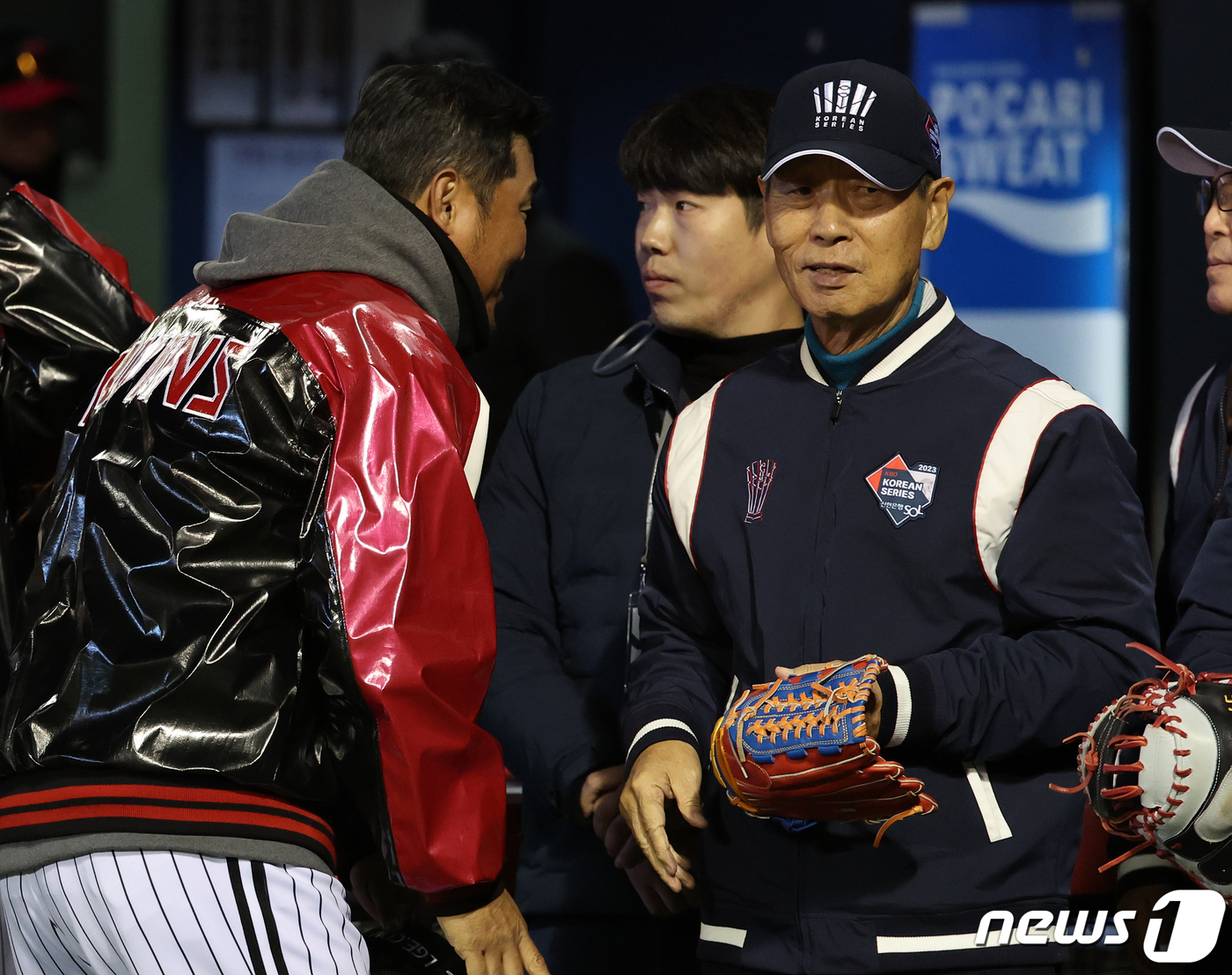 (서울=뉴스1) 김진환 기자 = 13일 오후 서울 송파구 올림픽로 잠실야구장에서 열린 프로야구 '2023 신한은행 SOL KBO 포스트시즌' 한국시리즈 5차전 LG 트윈스와 kt …