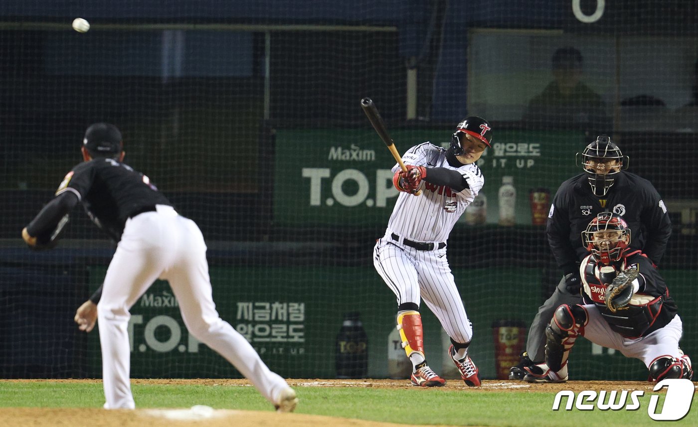 13일 오후 서울 송파구 올림픽로 잠실야구장에서 열린 프로야구 &#39;2023 신한은행 SOL KBO 포스트시즌&#39; 한국시리즈 5차전 LG 트윈스와 kt 위즈의 경기 3회말 1사 주자 2,3루 상황 LG 박해민이 적시타를 날리고 있다. 2023.11.13/뉴스1 ⓒ News1 박정호 기자