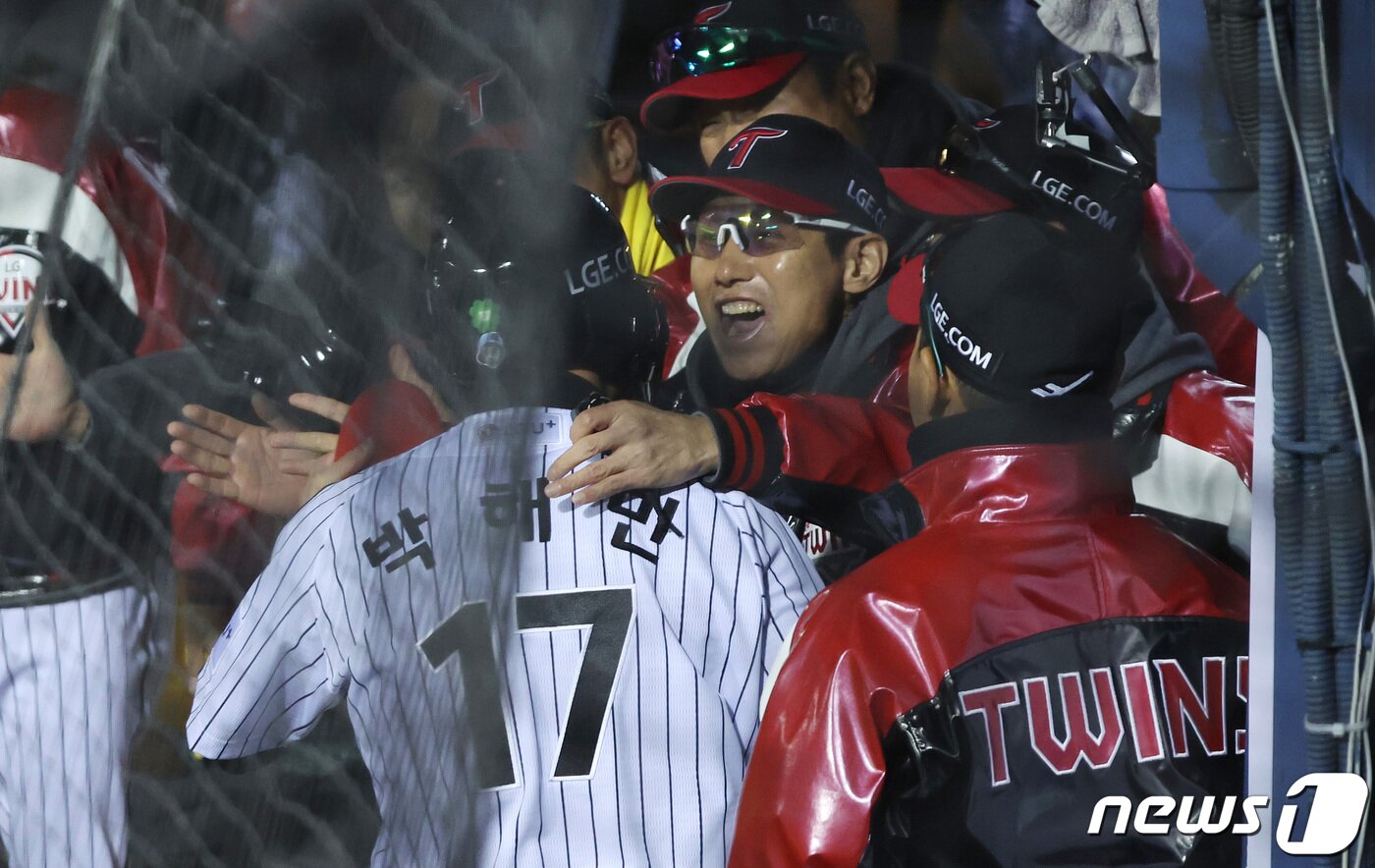 본문 이미지 - 13일 서울 잠실야구장에서 열린 &#39;2023 신한은행 SOL KBO 포스트시즌&#39; 한국시리즈 5차전 kt 위즈와 LG 트윈스의 경기, LG 염경엽 감독이 3회말 1사 3루 상황에서 김현수의 내야땅볼 때 득점을 올린 박해민과 포옹하고 있다. 2023.11.13/뉴스1 ⓒ News1 김성진 기자