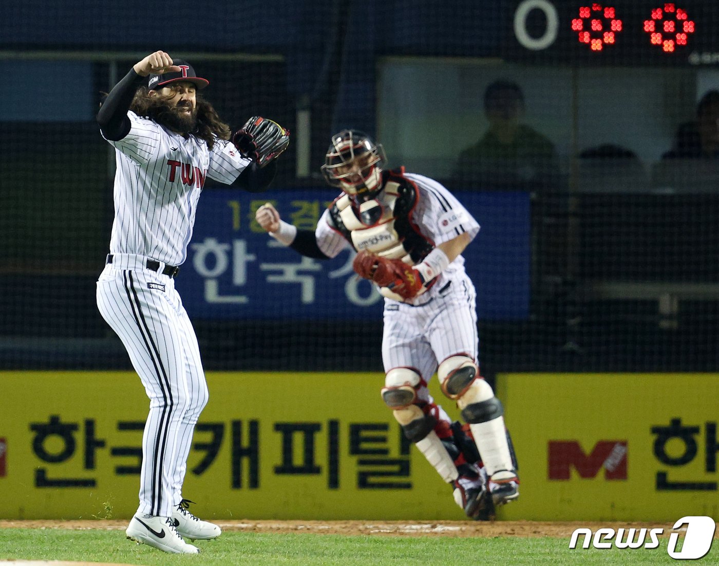 13일 오후 서울 송파구 올림픽로 잠실야구장에서 열린 프로야구 &#39;2023 신한은행 SOL KBO 포스트시즌&#39; 한국시리즈 5차전 LG 트윈스와 kt 위즈의 경기 4회초 2사 주자 1,2루 상황 LG 켈리가 kt 김민혁의 플라이 아웃에 기뻐하고 있다. 2023.11.13/뉴스1 ⓒ News1 박정호 기자