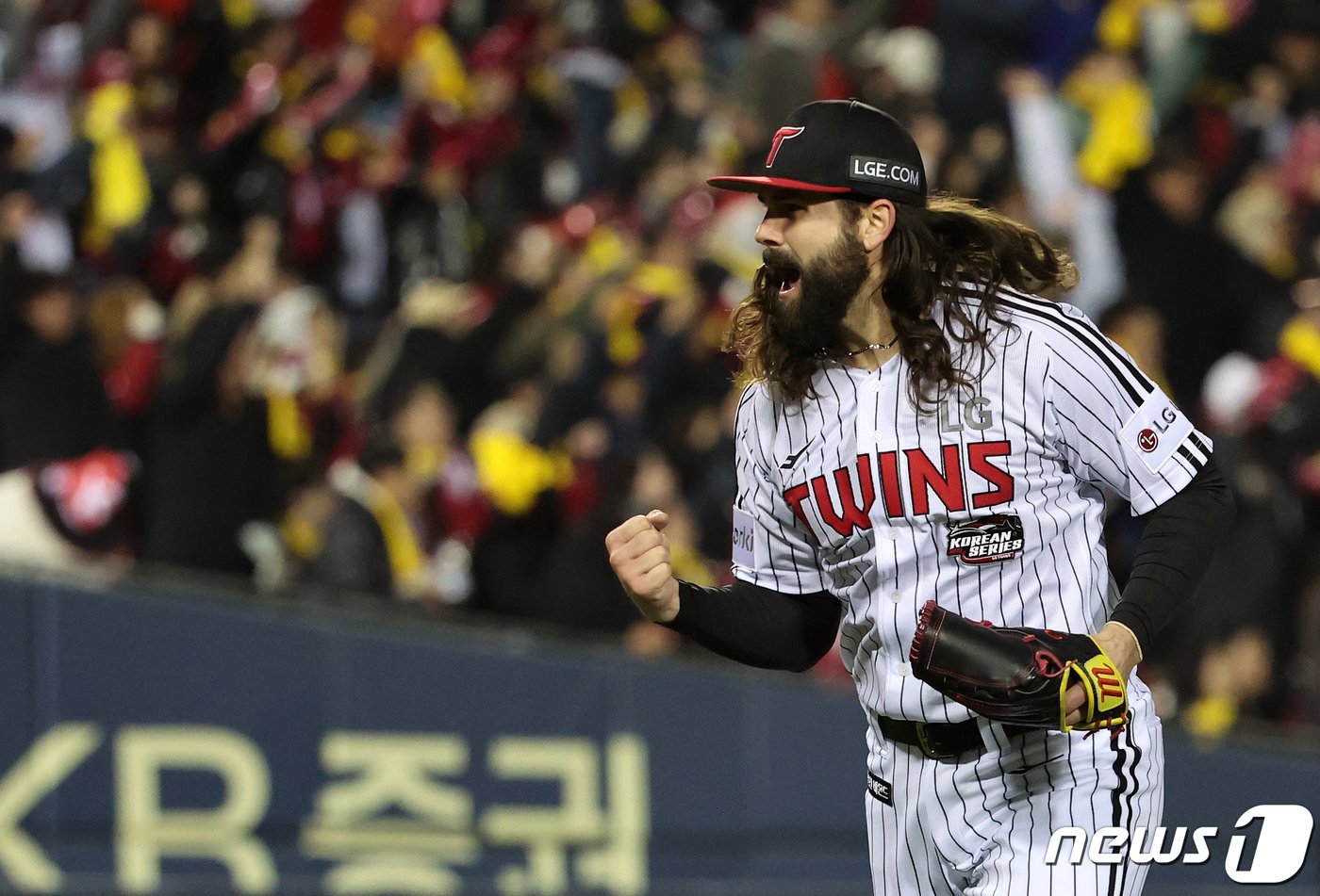 13일 오후 서울 송파구 올림픽로 잠실야구장에서 열린 프로야구 &#39;2023 신한은행 SOL KBO 포스트시즌&#39; 한국시리즈 5차전 LG 트윈스와 kt 위즈의 경기, LG 선발 켈리가 4회초 2사 1,2루 상황에서 중견수 박해민이 kt 김민혁의 타구를 호수비로 잡아내자 환호하고 있다. 2023.11.13/뉴스1 ⓒ News1 김진환 기자