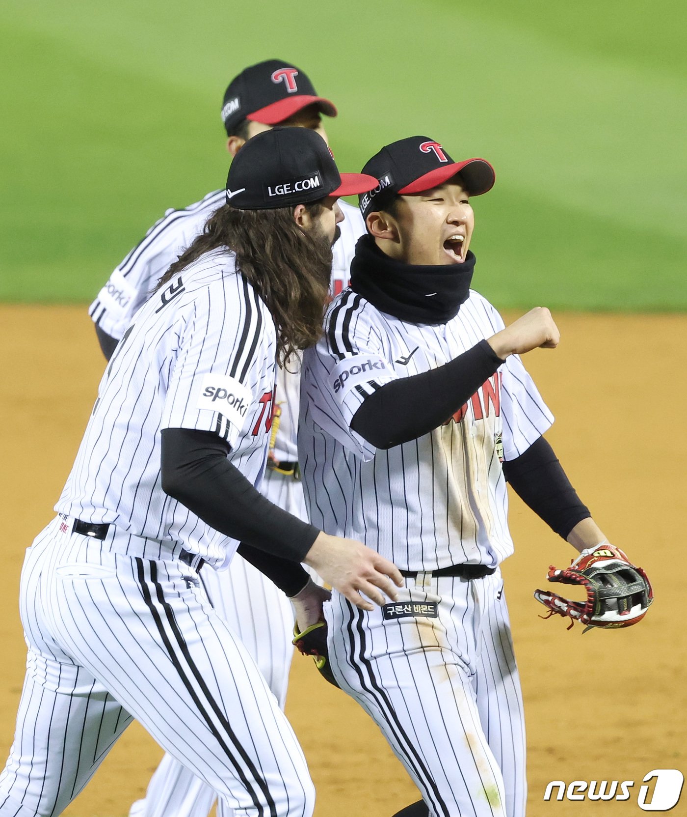 13일 서울 잠실야구장에서 열린 &#39;2023 신한은행 SOL KBO 포스트시즌&#39; 한국시리즈 5차전 kt 위즈와 LG 트윈스의 경기, LG 박해민이 4회초 2사 1,2루 상황에서 kt 김민혁의 안타성 타구를 호수비 처리한 후 켈리와 하이파이브를 하고 있다. 2023.11.13/뉴스1 ⓒ News1 김성진 기자