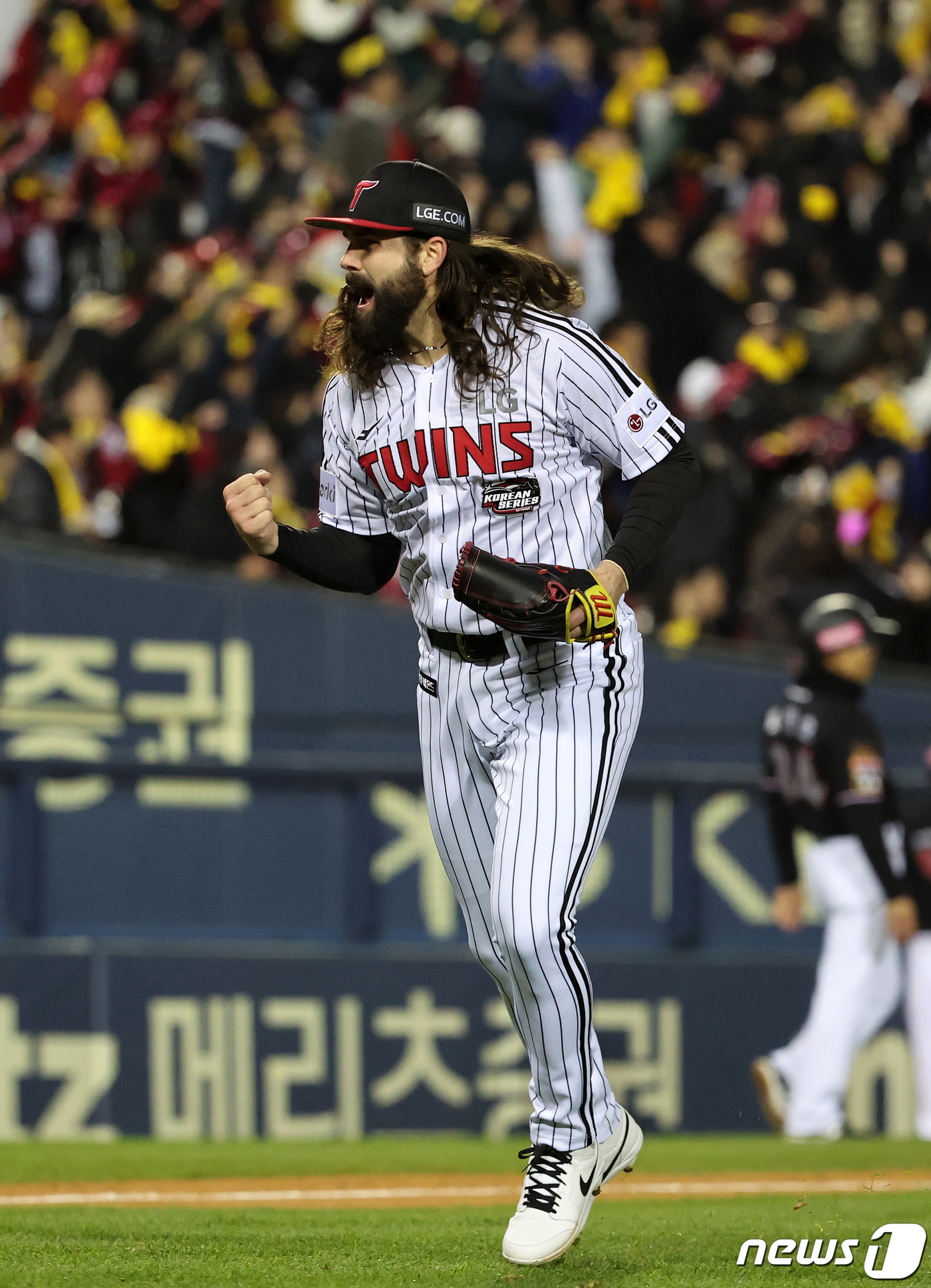 (서울=뉴스1) 김진환 기자 = 13일 오후 서울 송파구 올림픽로 잠실야구장에서 열린 프로야구 '2023 신한은행 SOL KBO 포스트시즌' 한국시리즈 5차전 LG 트윈스와 kt …