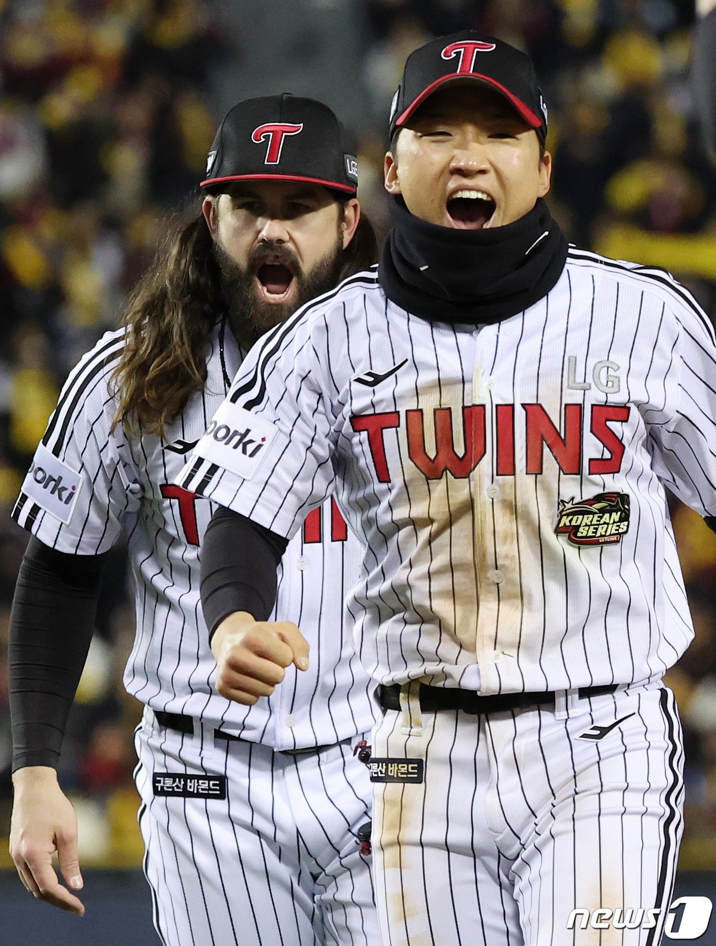 13일 오후 서울 송파구 올림픽로 잠실야구장에서 열린 프로야구 &#39;2023 신한은행 SOL KBO 포스트시즌&#39; 한국시리즈 5차전 LG 트윈스와 kt 위즈의 경기, LG 선발 켈리가 4회초 2사 1,2루 상황에서 kt 김민혁의 타구를 호수비로 잡아낸 박해민과 기쁨을 나누고 있다. 2023.11.13/뉴스1 ⓒ News1 김진환 기자