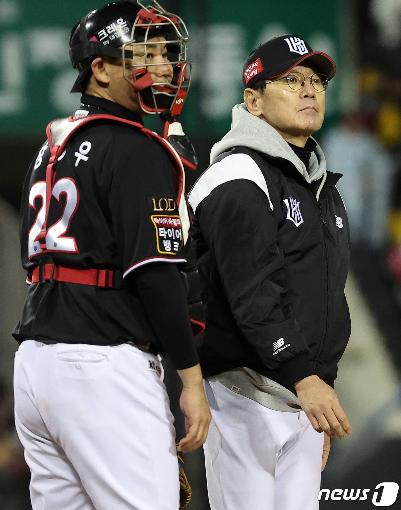 13일 서울 잠실야구장에서 열린 &#39;2023 신한은행 SOL KBO 포스트시즌&#39; 한국시리즈 5차전 kt 위즈와 LG 트윈스의 경기, kt 이강철 감독이 5회말 무사 1,3루 LG 김현수의 타석에 앞서 마운드에 올라 선발 고영표를 내린 뒤 1루로 공을 던지고 있다. 2023.11.13/뉴스1 ⓒ News1 김진환 기자