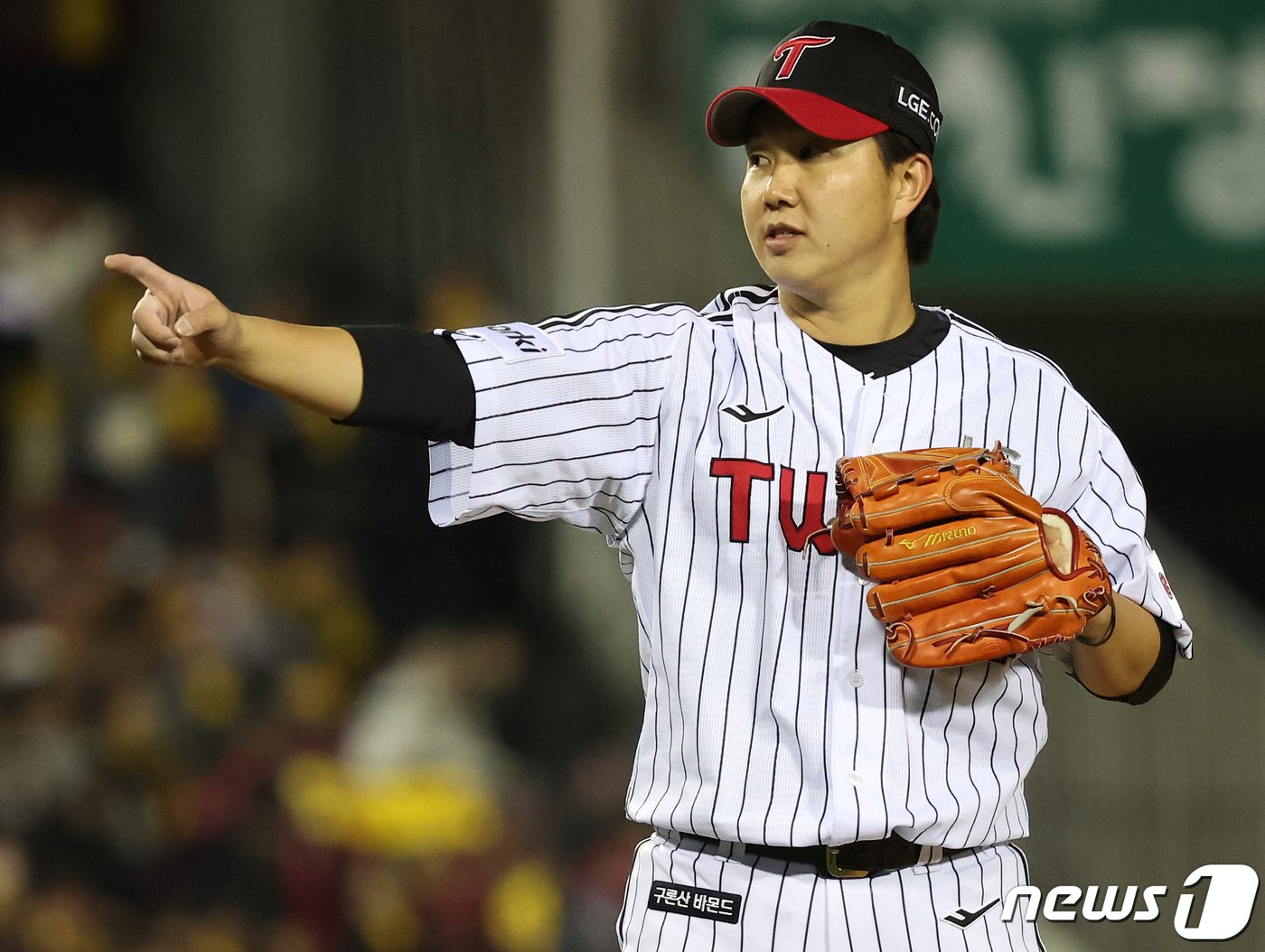 본문 이미지 - 13일 서울 잠실야구장에서 열린 '2023 신한은행 SOL KBO 포스트시즌' 한국시리즈 5차전 kt 위즈와 LG 트윈스의 경기, LG 유영찬이 6회초 1사 kt 알포드를 상대로 삼진을 잡아내고 있다. 2023.11.13/뉴스1 ⓒ News1 김진환 기자