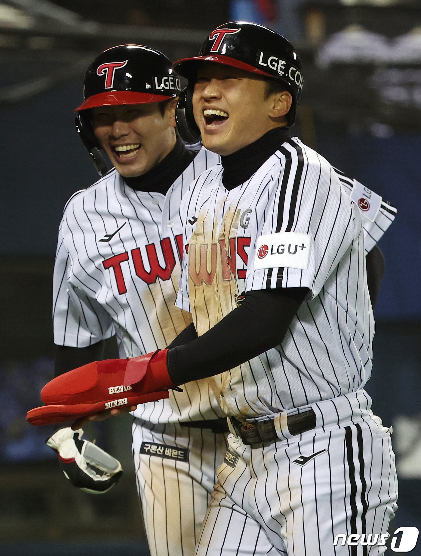 13일 오후 서울 송파구 올림픽로 잠실야구장에서 열린 프로야구 &#39;2023 신한은행 SOL KBO 포스트시즌&#39; 한국시리즈 5차전 LG 트윈스와 kt 위즈의 경기 5회말 무사 1·3루 상황, LG 박해민이 김현수의 2타점 적시타에 힘입어 득점에 성공한 뒤 홍창기와 기쁨을 나누고 있다. 2023.11.13/뉴스1 ⓒ News1 김진환 기자