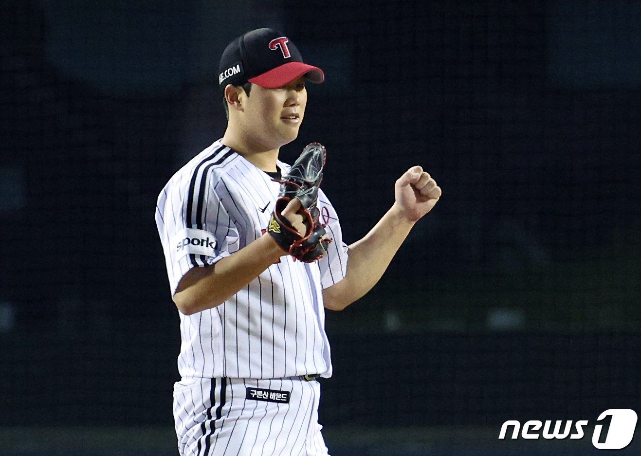 13일 오후 서울 송파구 올림픽로 잠실야구장에서 열린 프로야구 &#39;2023 신한은행 SOL KBO 포스트시즌&#39; 한국시리즈 5차전 LG 트윈스와 kt 위즈의 경기 7회말 2사 주자 1루 상황 LG 함덕주가 kt 박병호를 삼진으로 잡으며 이닝을 마무리, 기뻐하고 있다. 2023.11.13/뉴스1 ⓒ News1 박정호 기자