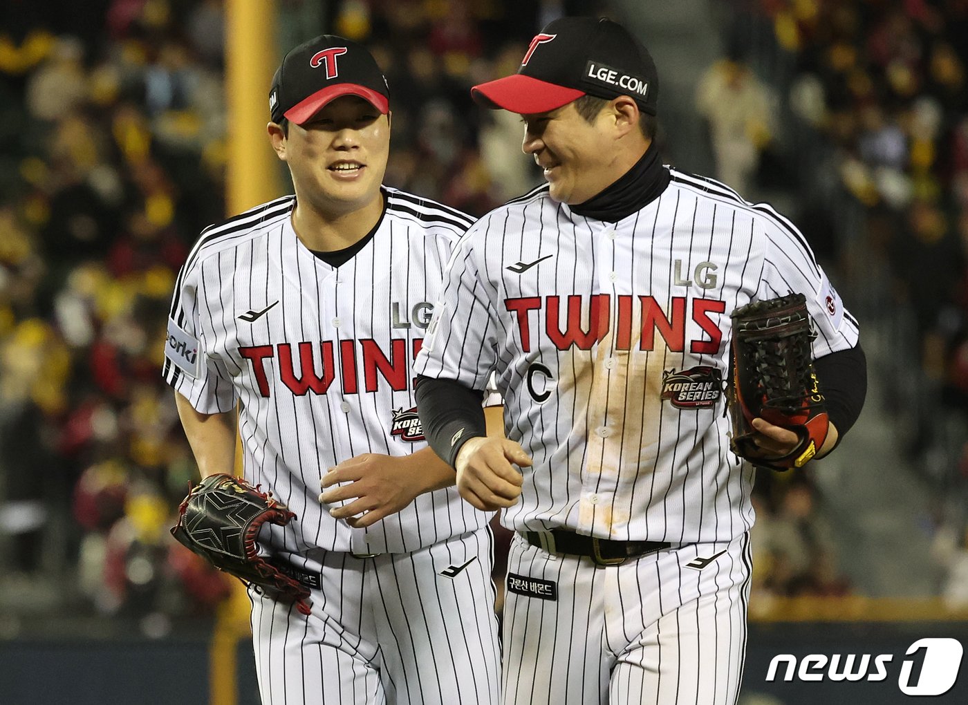 13일 오후 서울 송파구 올림픽로 잠실야구장에서 열린 프로야구 &#39;2023 신한은행 SOL KBO 포스트시즌&#39; 한국시리즈 5차전 LG 트윈스와 kt 위즈의 경기, LG 함덕주가 7회초 2사 3루에서 kt 박병호를 삼진으로 잡으며 이닝을 마친 뒤 유격수 오지환과 기쁨을 나누고 있다. 2023.11.13/뉴스1 ⓒ News1 김진환 기자